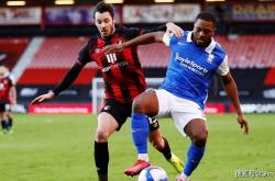 爱游戏-雷丁客场大破对手，取得双杀胜利