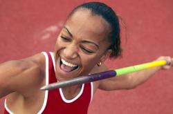 爱游戏tv-雷霆封锁火箭，小贾伦在F1赛道接管比赛，跨界传奇的年度争冠启示