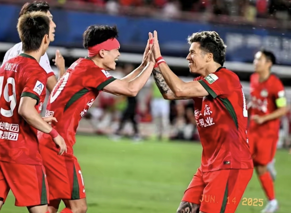 双方球队在场上如火如荼，势均力敌