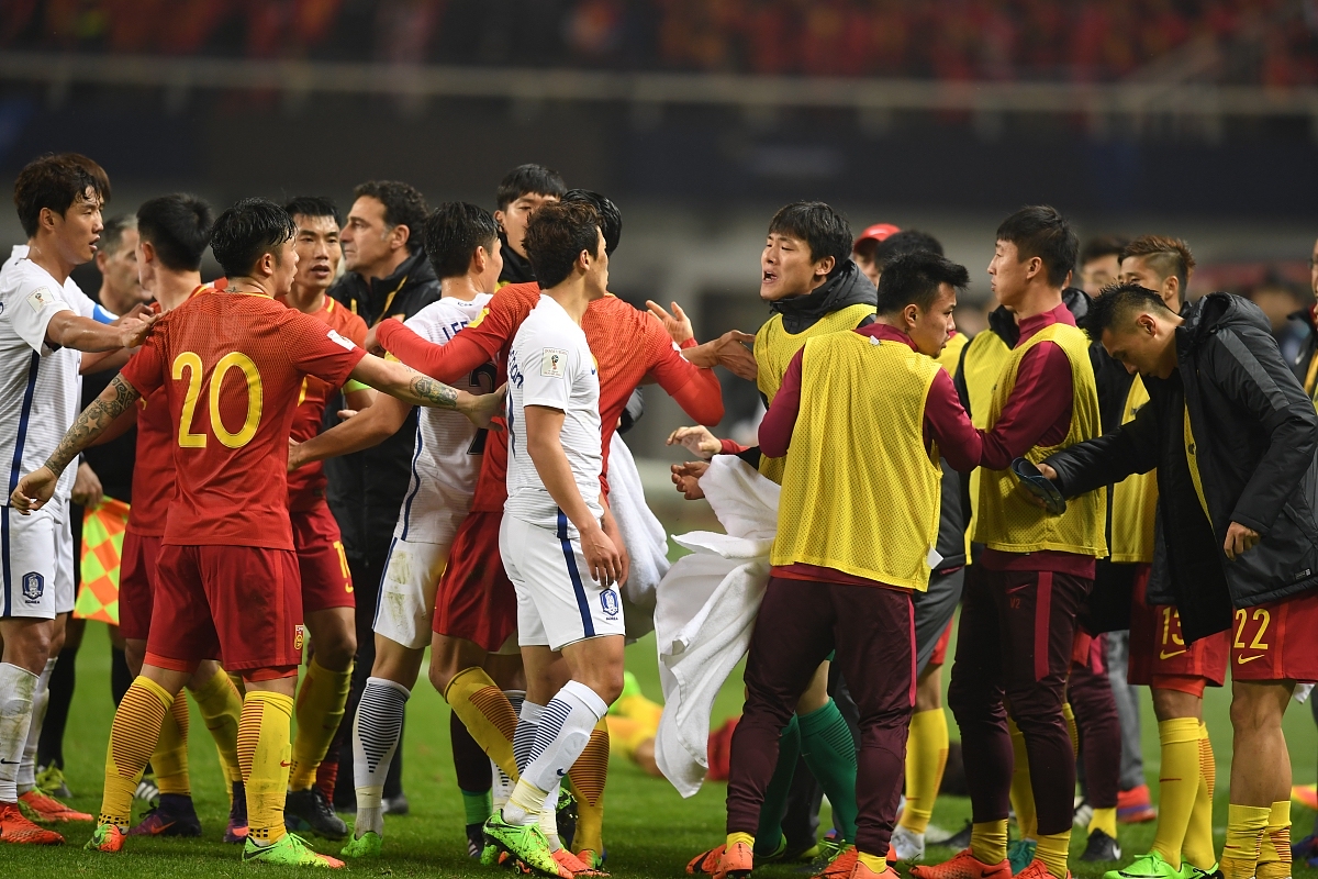 双方球队在场上如火如荼，势均力敌