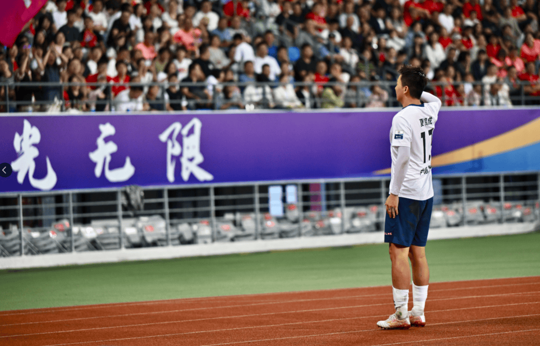 拼搏奋斗!两队球员争夺胜利无惧困难 拼搏奋斗!两队球员争夺胜利无惧困难