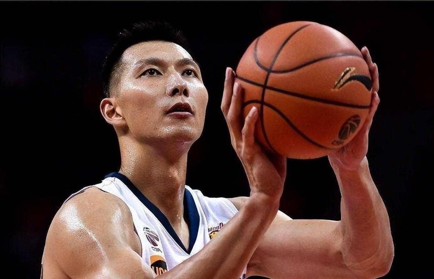 上海队轻取湖人，易建联扛起全队