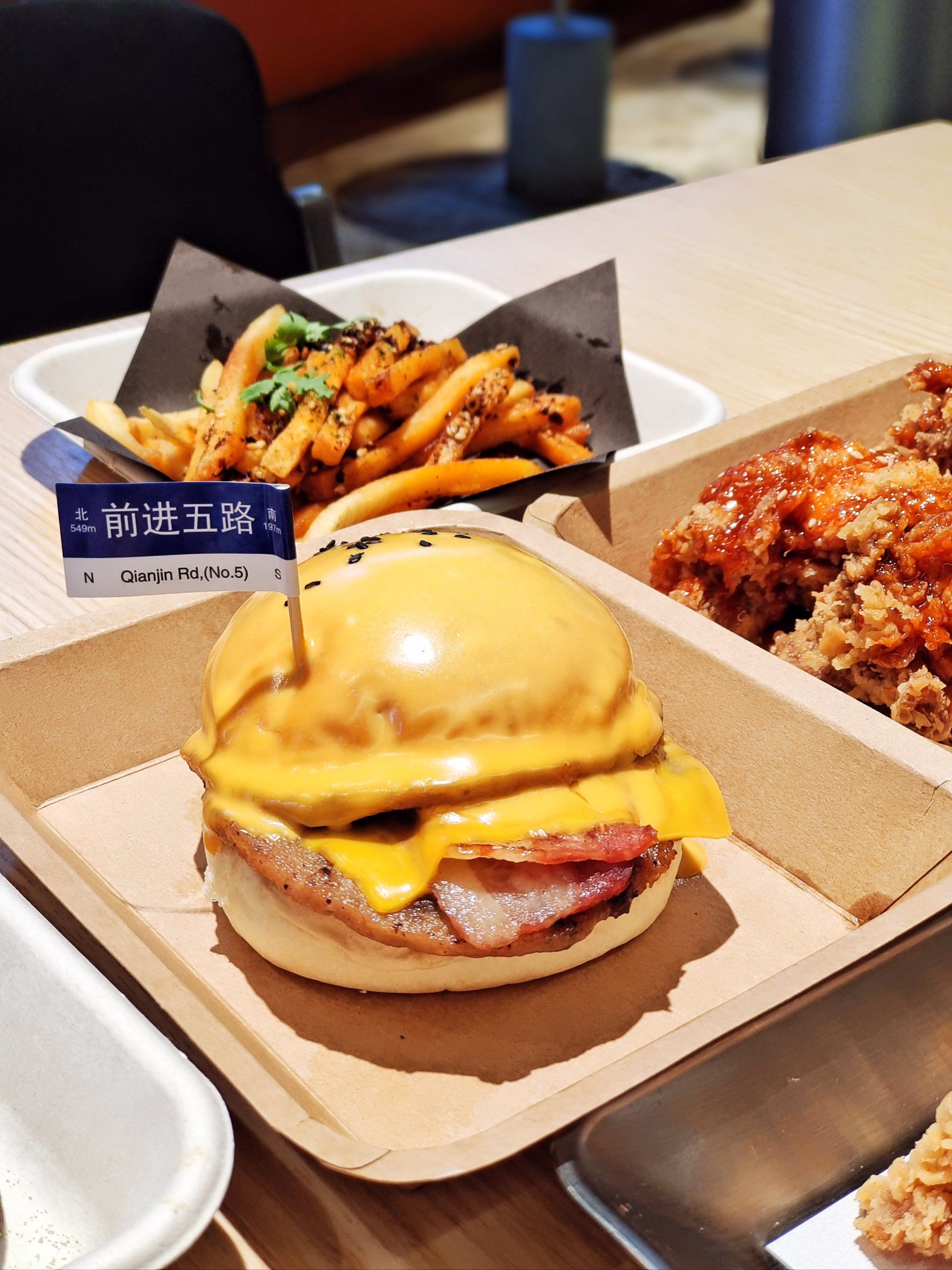 包含汉堡球队奋力向前，冲击升级路上咫尺之遥的词条