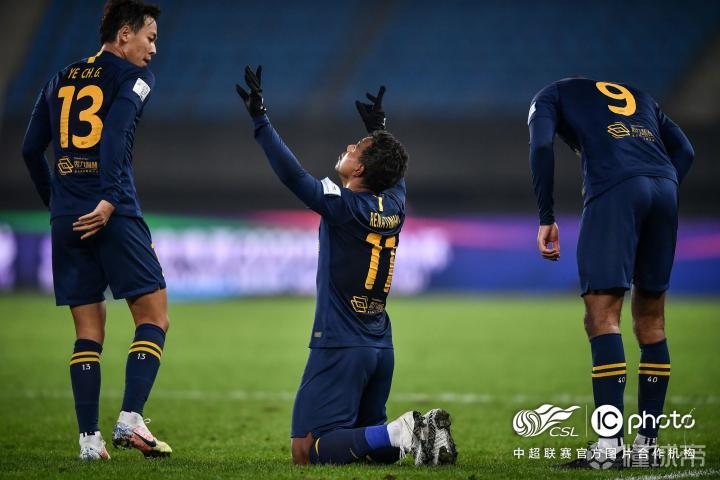 包含江苏苏宁客场逼平广州富力，积分榜上升的词条